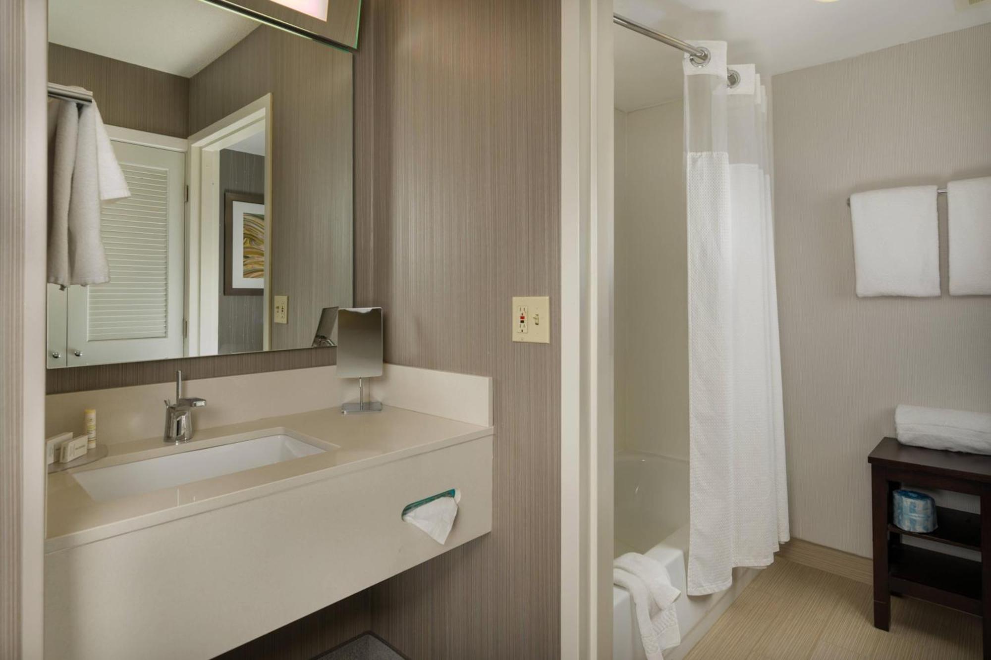 Courtyard By Marriott New Haven Orange Hotel Exterior photo