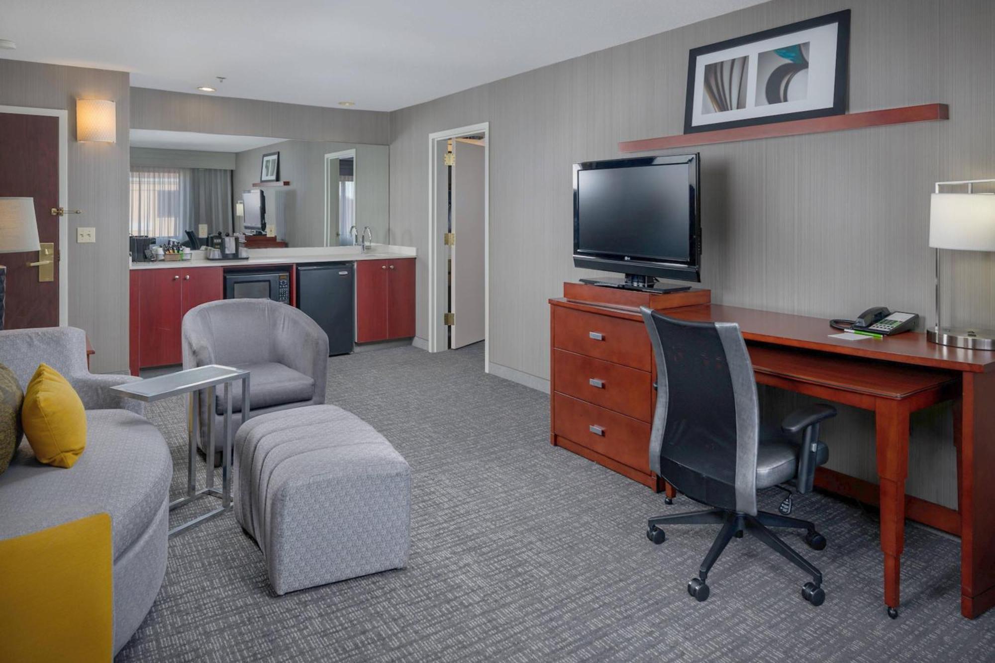 Courtyard By Marriott New Haven Orange Hotel Exterior photo